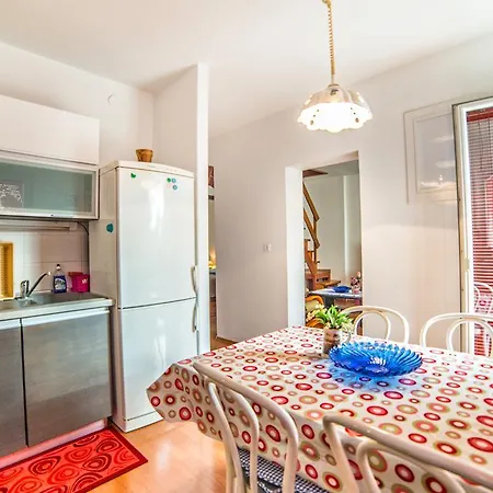 アパート Iva ロヴィニ